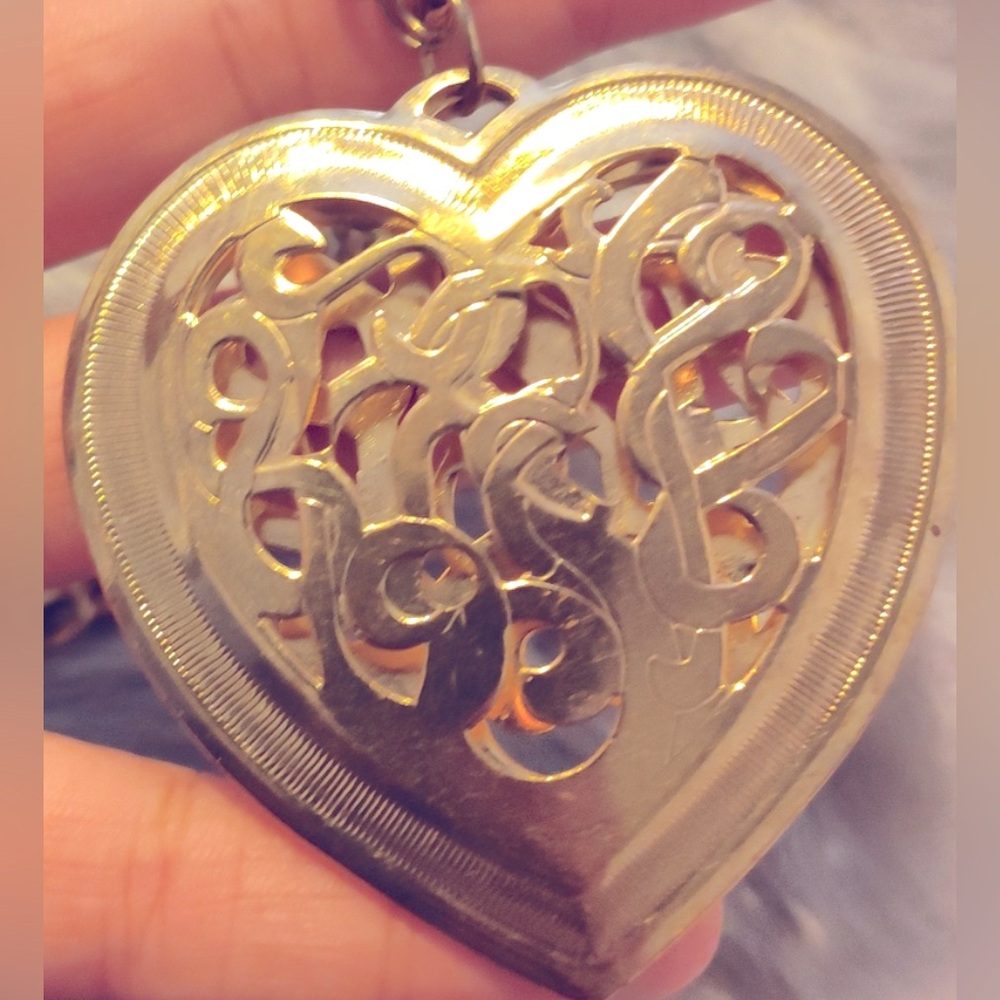 Necklace Heart Celtic Scroll open design 2.5”, double link goldtone, 24” chain - Picture 2 of 5